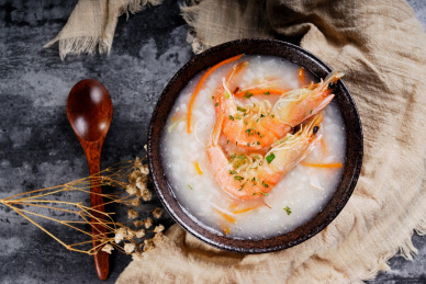 木桌背景砂锅虾仁粥