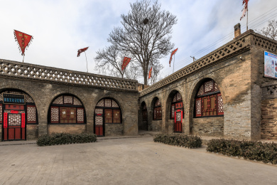 山西平遥梁村内拱门传统民居