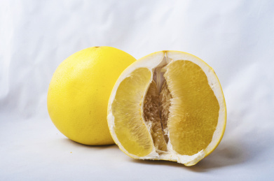 切开后露出果肉的柚子