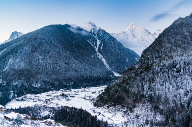 云南迪庆德钦县雨崩村梅里雪山全景
