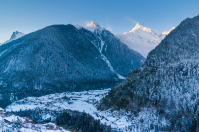 云南迪庆德钦县雨崩村梅里雪山全景