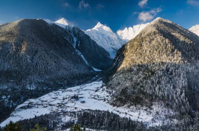云南迪庆德钦县雨崩村梅里雪山全景