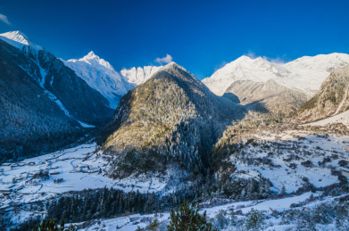 云南迪庆德钦县雨崩村梅里雪山全景