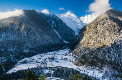 云南迪庆德钦县雨崩村梅里雪山全景