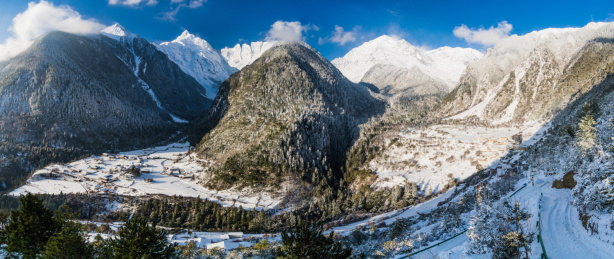 云南迪庆德钦县雨崩村梅里雪山全景