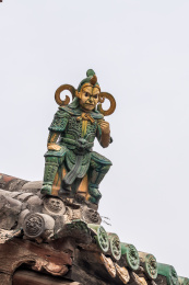 山西介休张壁古堡兴隆寺的古建筑仙人琉璃雕塑