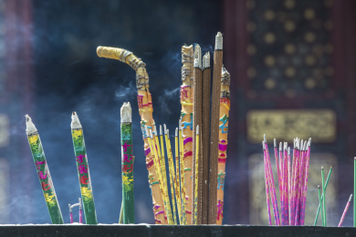 寺庙里旺盛的香火