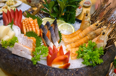 一大盘鲷鱼刺身摆盘放木桌子上