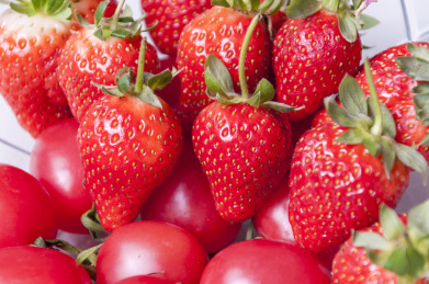 新鲜草莓和圣女果拼盘特写