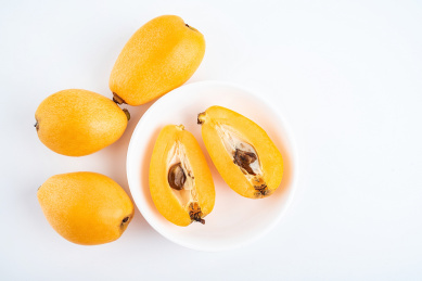 切开的枇杷果 维生素