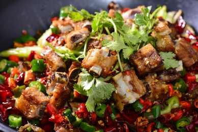 木底上的麻辣鱼片