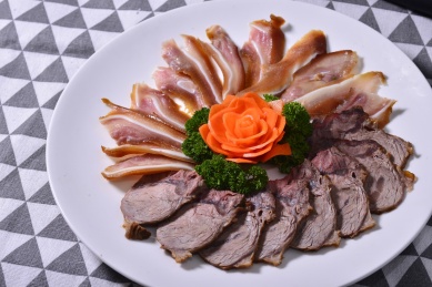 卤味双拼猪耳朵卤牛肉