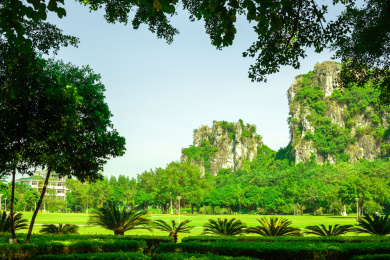 中国广西贵港城市南山寺风景