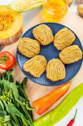 新鲜的蔬菜瓜果和瑶柱面条/营养学概念背景素材