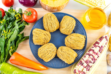 新鲜的蔬菜瓜果和瑶柱面条/营养学概念背景素材