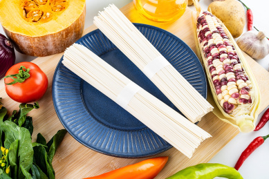 新鲜的蔬菜瓜果和面条/素食主义概念海报