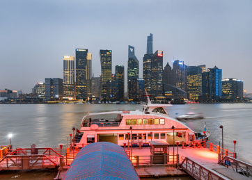 上海北外滩公平路渡轮站的夜景