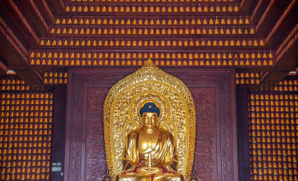 深圳弘法寺的金色如来佛雕像