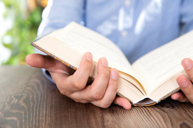 认真阅读的男性 读书