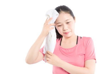 健身后擦汗的亚洲少女