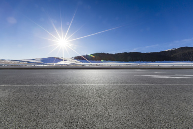 雪山背景空旷路面
