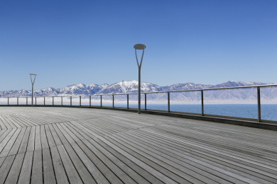 雪山背景空旷路面
