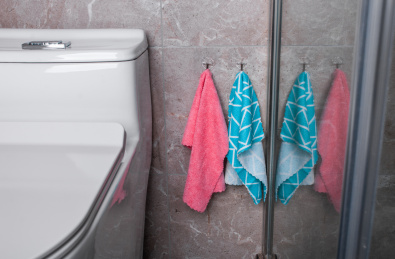 马桶边上挂在的抹布