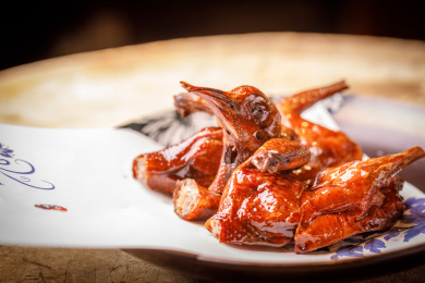 放在青花瓷盘上的传统粤菜烤乳鸽