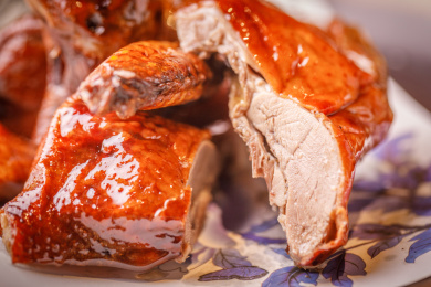 放在青花瓷盘上的传统粤菜烤乳鸽