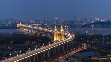 江苏省南京市南京长江大桥与南京天际线夜景