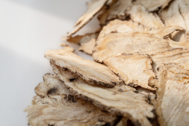 白色背景上的中药 白术片