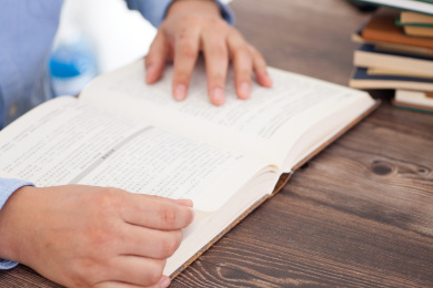 认真阅读的男性 读书