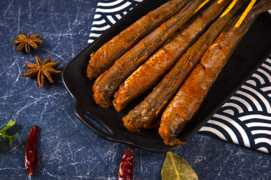 辣味腌制的多春鱼串