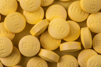 堆在一起的黄色药片