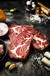 黑色石板上的大块牛排