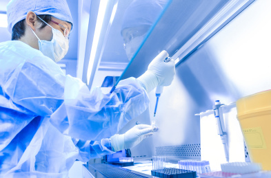 科学家在生物安全实验室内做实验