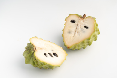 新鲜的水果 释迦佛头果 切成块状