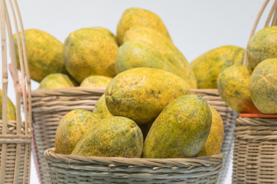 木瓜装在篮子里用作展览