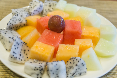一盘葡萄西瓜哈密瓜火龙果切块