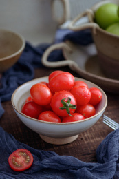 装在碗里的水果 红彤彤的圣女果