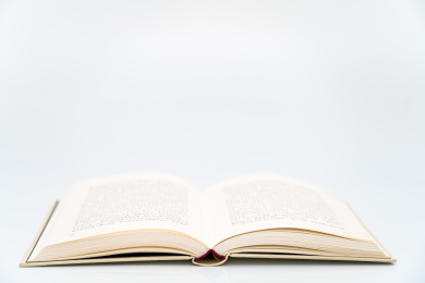 白色背景下一本翻开的书