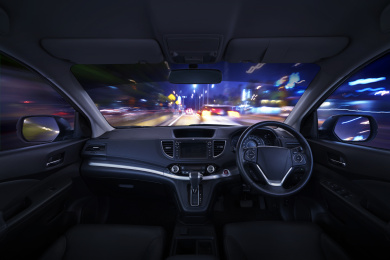 现代汽车内部与移动的街道背景，豪华汽车内部概念。