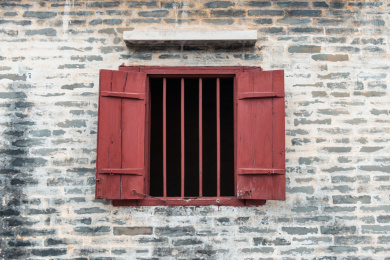 老房子墙面面与木制窗户