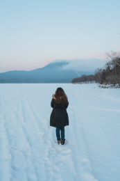 旅行途中东方亚洲女孩的背影