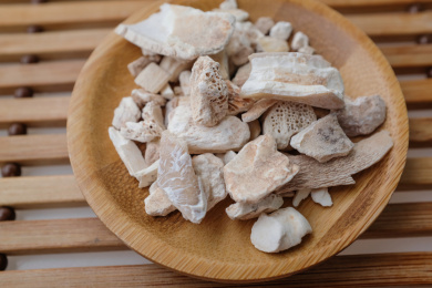 木碟里的中药材,龙齿