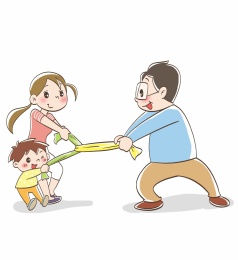家庭在玩比力气的运动热身游戏