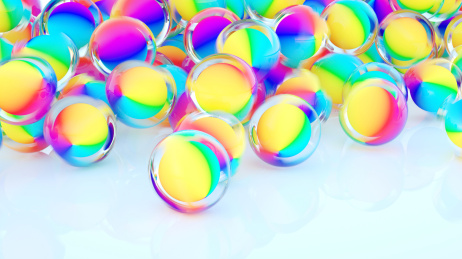 白色背景上的一对彩虹色玻璃小球