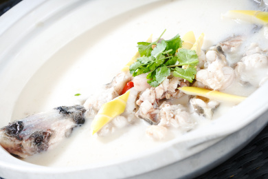 江南地区传统家常菜鲜笋炖长江鮰鱼砂锅