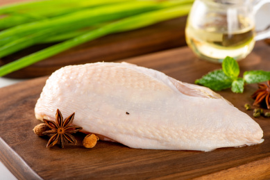 新鲜的带皮鸡胸肉 鸡胸肉