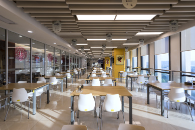 清晨时分桌子凳子摆放整齐的没有人的商务办公楼食堂